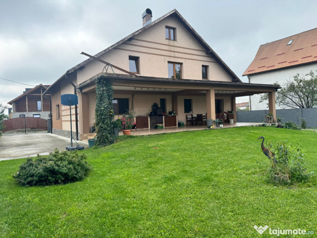Casă superbă spatioasa intr-o zona linistiota aproape de o