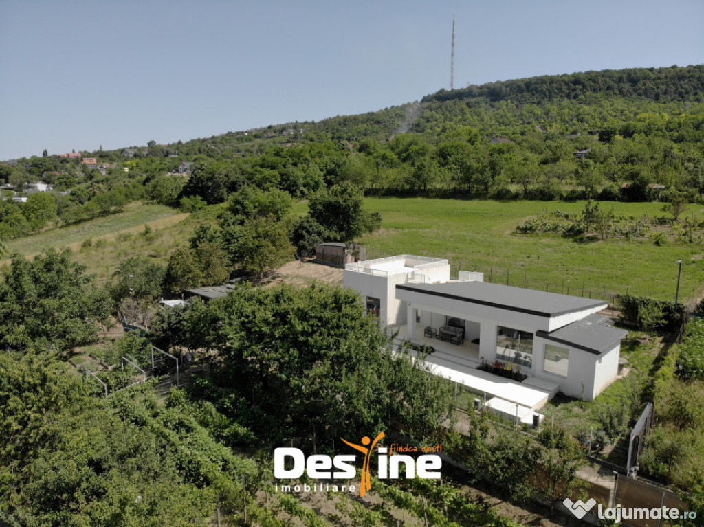Casă sustenabilă 196 mp cu design futurist, în natură, m