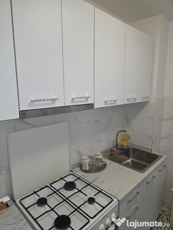 Inchiriez apartament 3 camere, central, renovat, mobilat