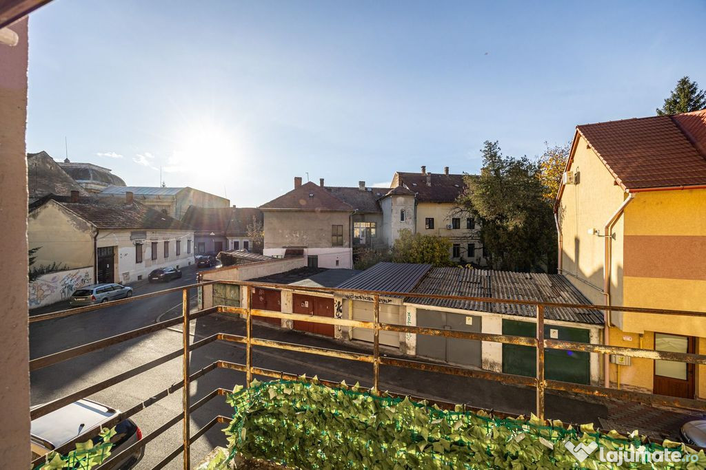 Apartament 4 camere semidecomandat, ultracentral, etaj 1