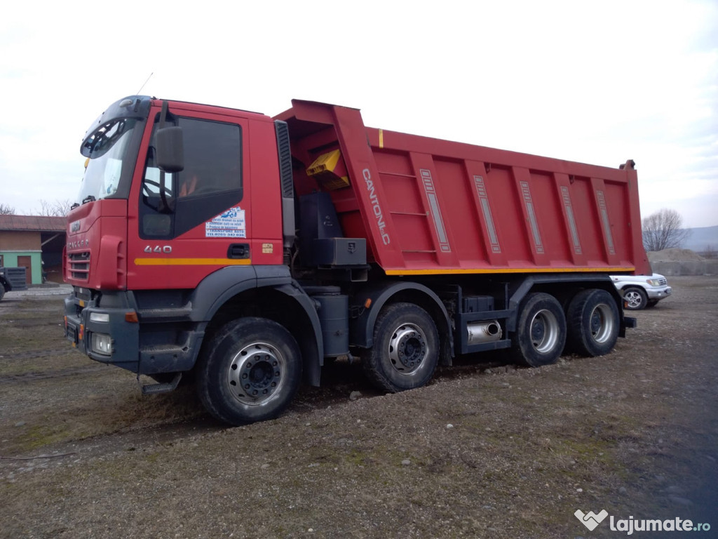 Camion 8x4 basculabil