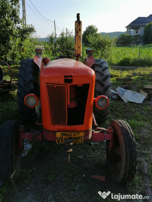 Se vinde tractor marca DAVID BROWN 990