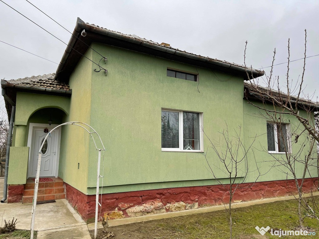 Casa 3 camere + 45 ari teren Bercu