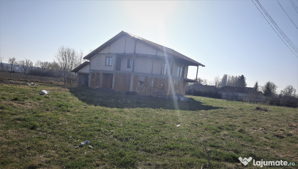 Vila caramida si BCA in Girov-Boțești