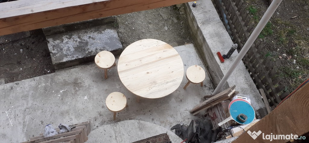 Masa rotunda traditionala cu trei scaune rotonde