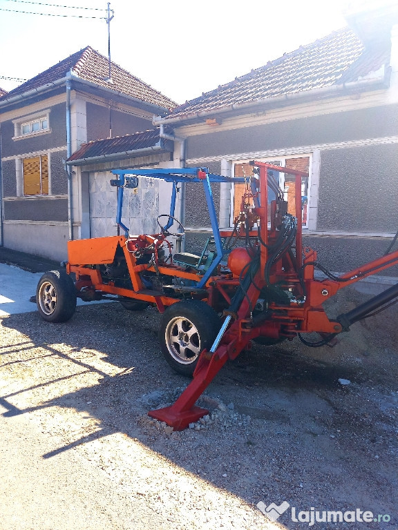 Tractor 4x4 artizanal cu retroexcavator și remorcă