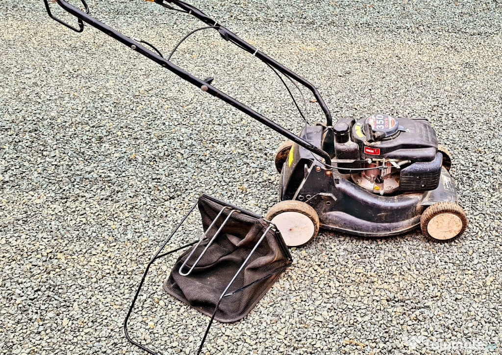 Masina de tuns gazon cu motor pe benzina