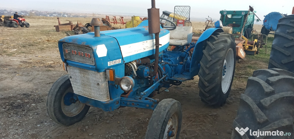 Tractor ford 2000