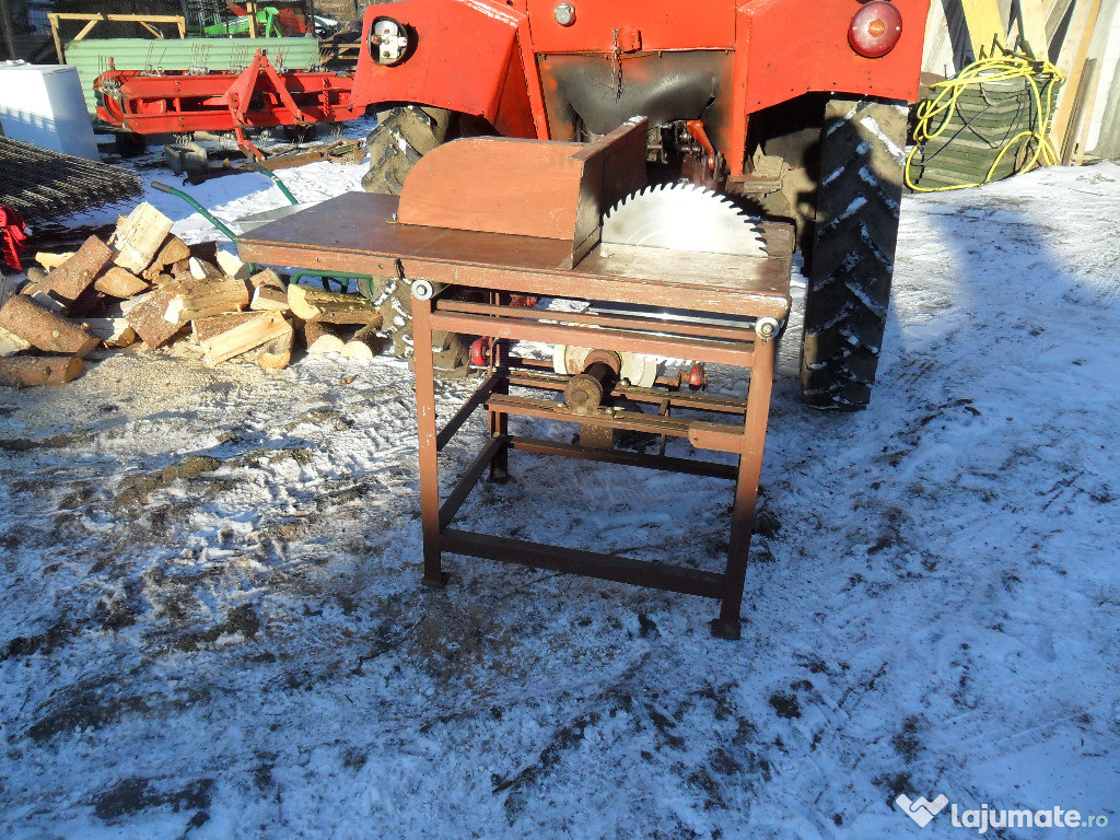 Circular de taiat lemne pentru tractor.