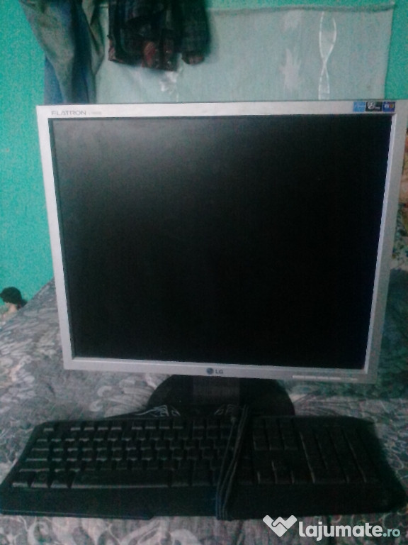 Monitor LG Flatron și tastatura