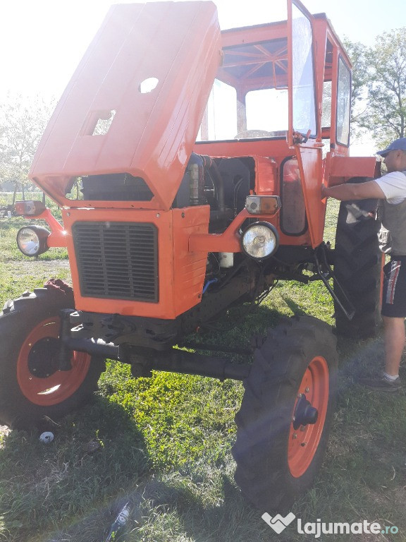 Tractor universal 650 si presa balotat claas rollant 44