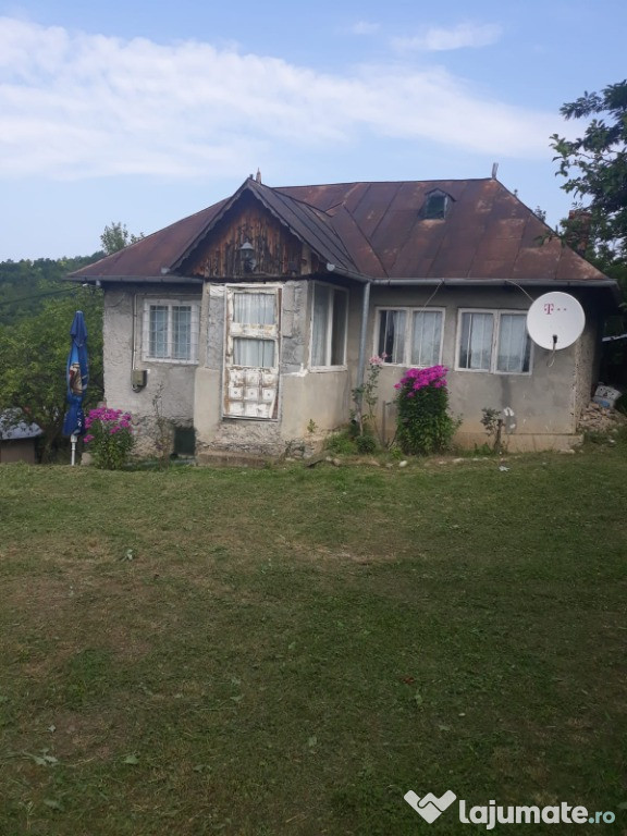 Casa batraneasca si teren în com. Predealul Sărari