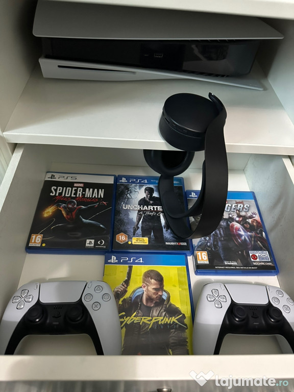 Playstation 5, cu 2 manete, casti si 4 jocuri