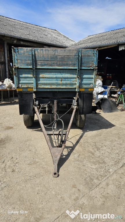 Remorcă auto sau după tractor.