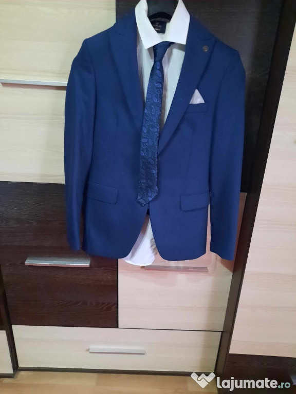 Vand costum bărbătesc