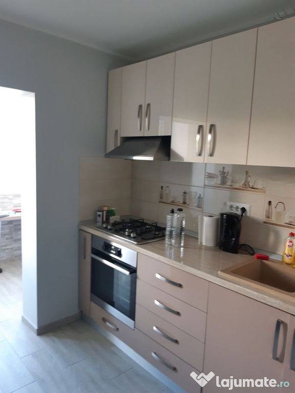 Apartament cu 2 camere, renovat - zona Micro 14, magazin ...