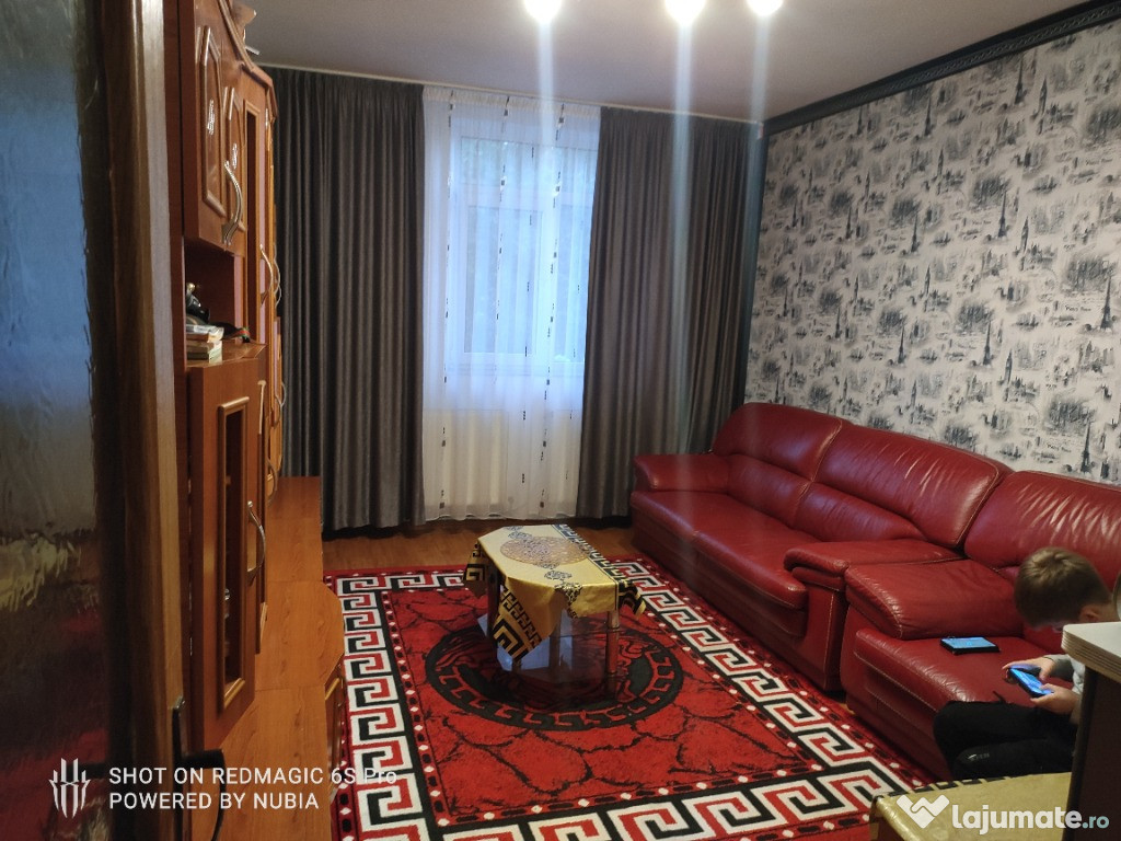 Vand apartament cu 3 camere