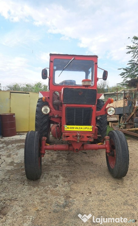 Vând tractor utb 650 cu utilaje.