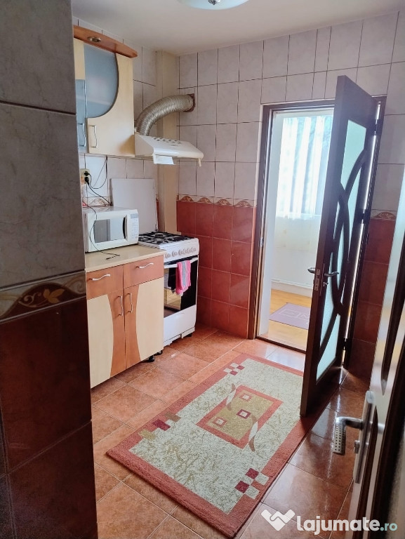 Închiriez apartament 2 camere zona Ireg