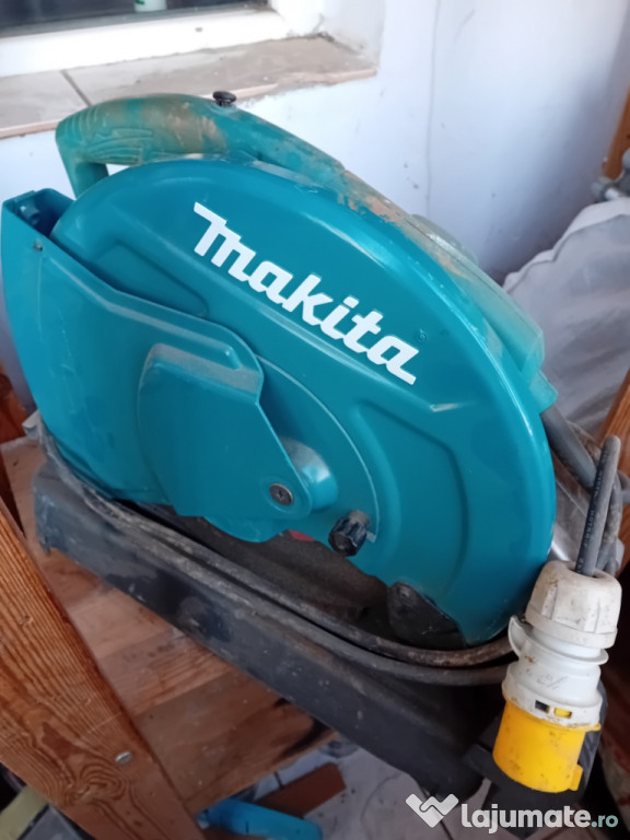 Vând circular Makita stare folosită la curent de 110 w este folosit