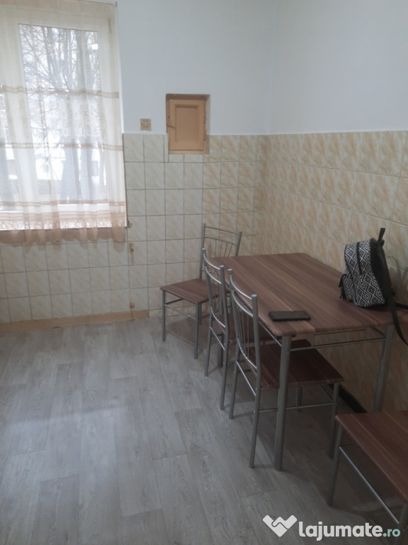 Închiriez apartament