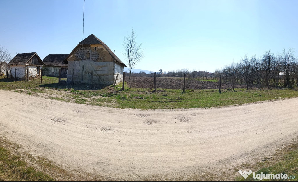 Vând teren intravilan cu casă.6150mp