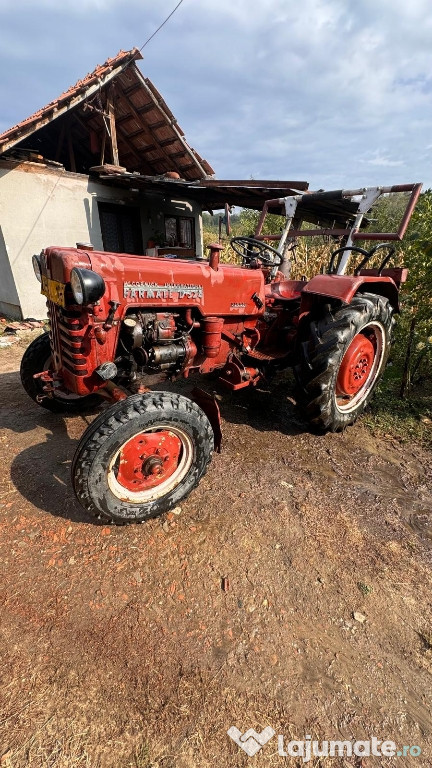 Tractor MC CORMICK FARMALL D.324