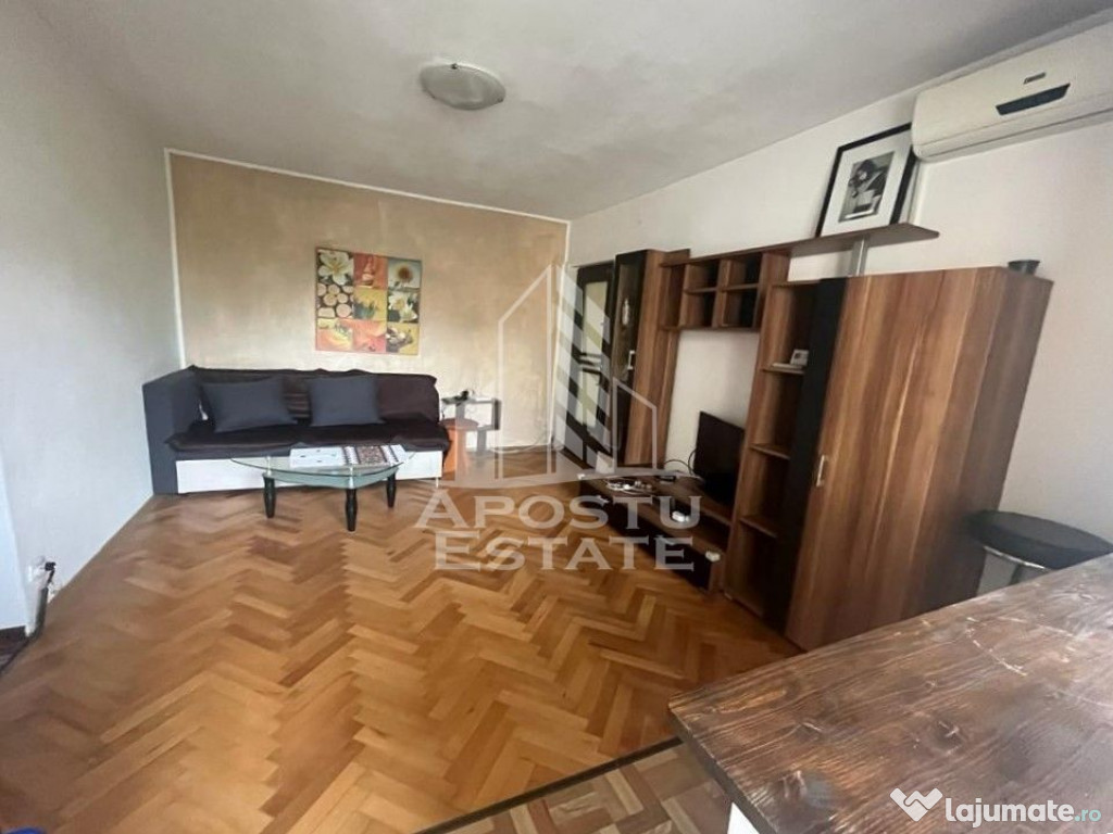 Apartament cu 3 camere de vanzare, centrala proprie, zona...