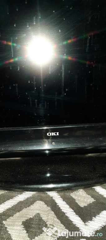 Televizor LCD cu telecomandă.