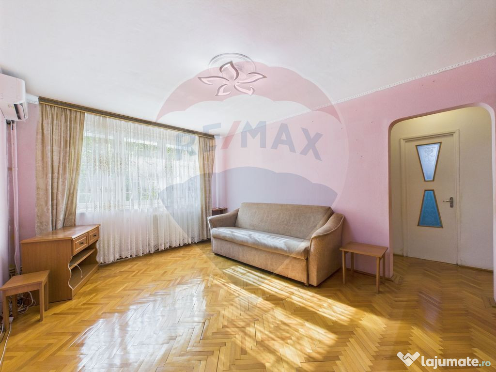 Apartament cu 3 camere cu centrala proprie, de vânzare ?...