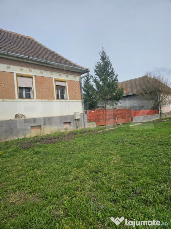 Casă bătrânească cu teren generos, în localitatea Dedra