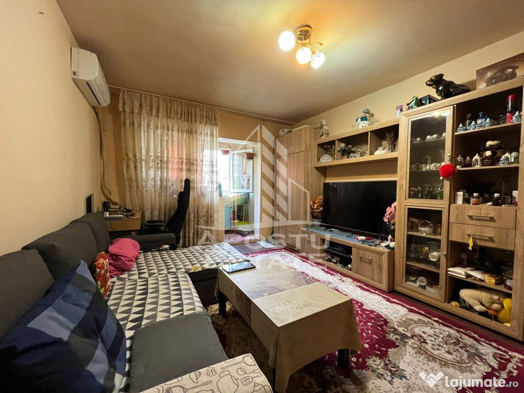 Apartament cu 3 camere, semidecomandat, etaj intermediar,...