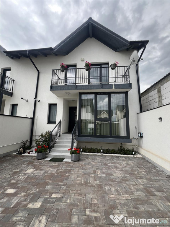 Casa cu 4 camere 2 bai 2 terase si teren 204 mp in Cristian