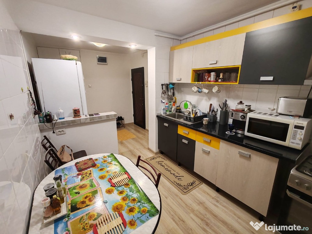Vand apartament 4 camere Rahova
