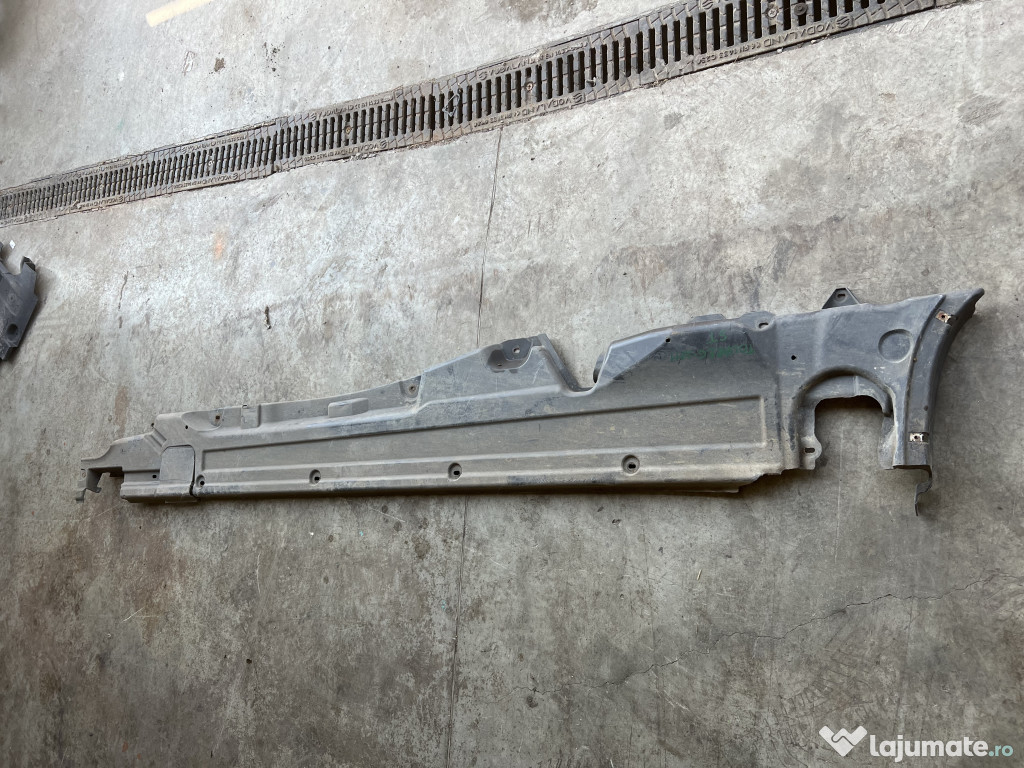 Scut lateral stanga Volkswagen Touareg 2011