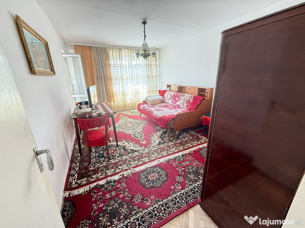 Apartament cu 3 camere, decomandat - zona Astra