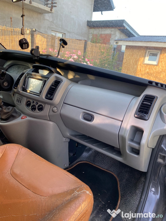 Vand dezmembrez opel vivaro 1.9