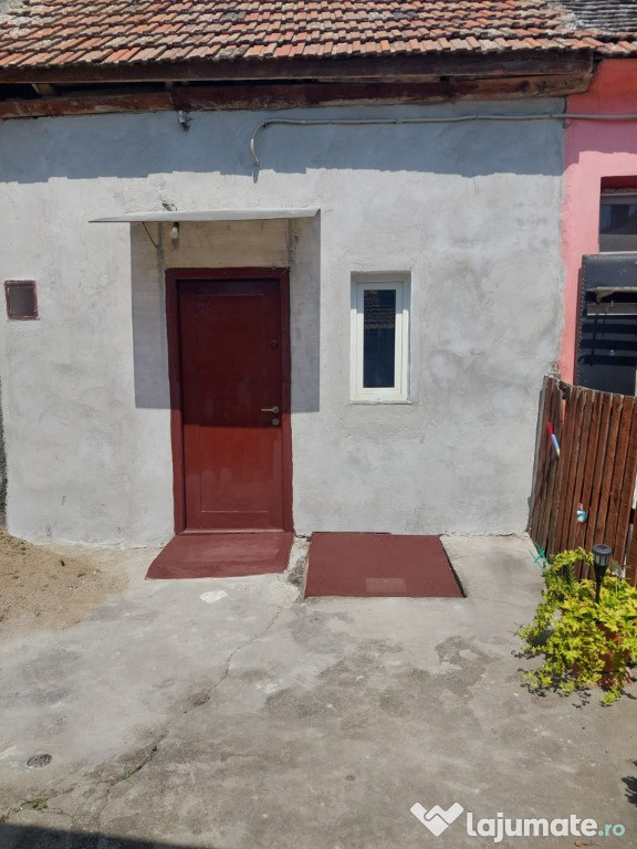 Apartament co 1 camerera la casa curte comuna