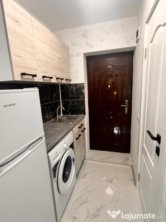Cameră cămin, renovată, etajul 1, baie proprie