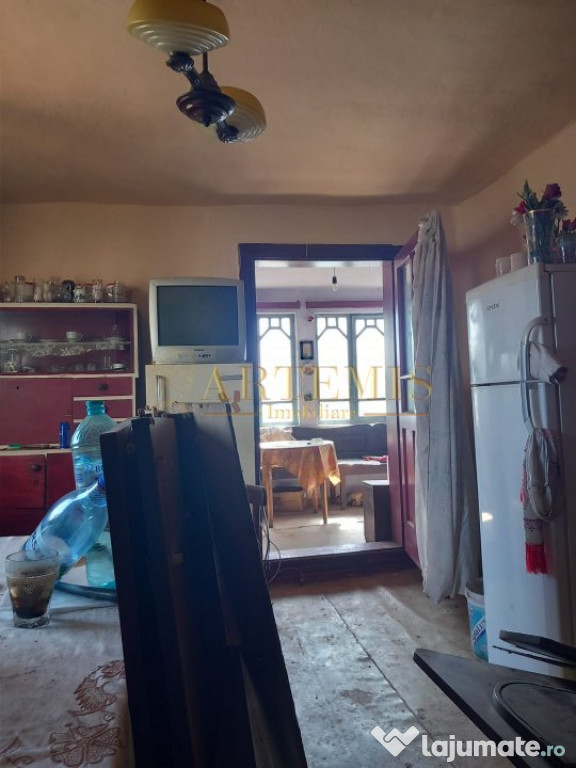 Casă individuala, 2 camere, 91 mp., teren 2404 mp., loc Ci