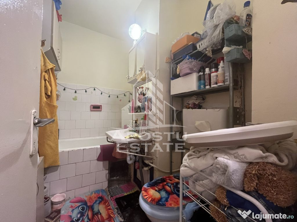 Apartament cu 2 camere, semidecomandat, zona Dambovita