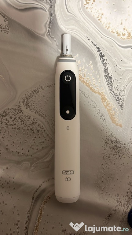 Periuța Oral B IO8