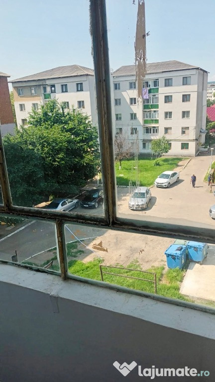 Garsonieră parțial mobilată zona deal