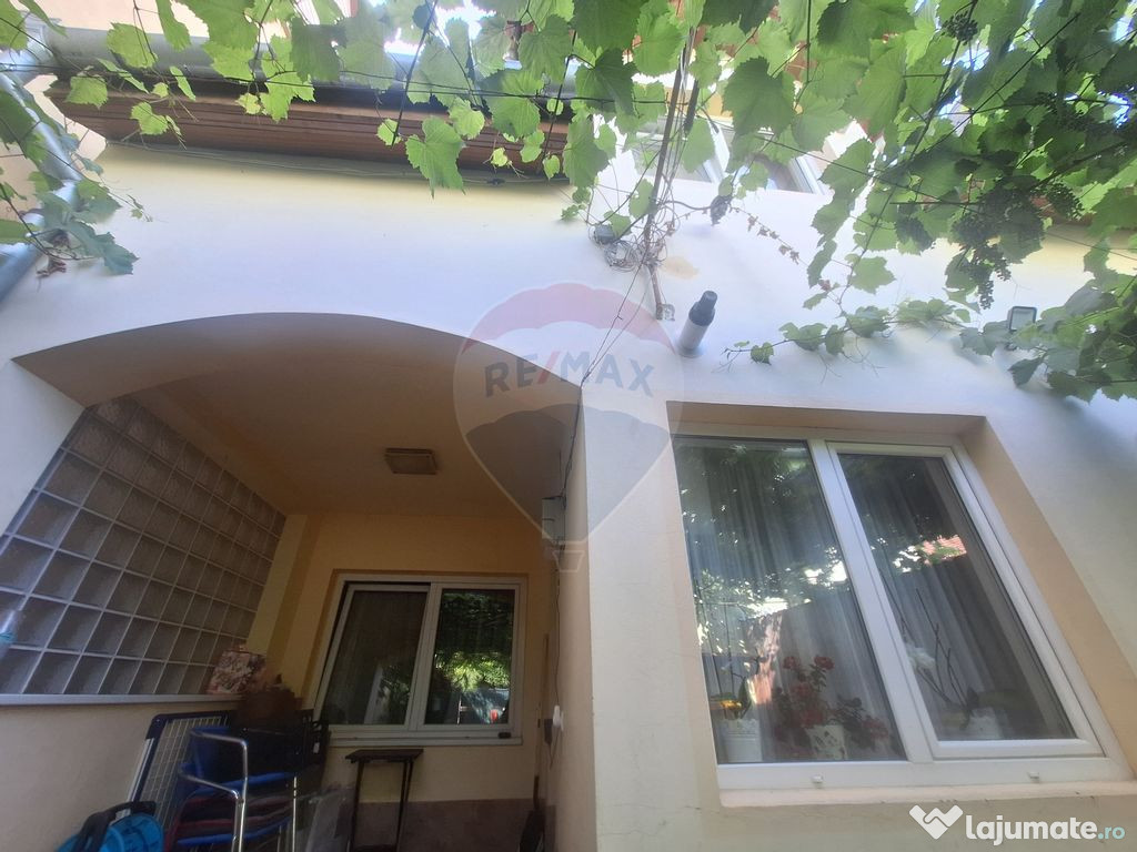 Imobil cu curte , casa plus parter de casa în zona Sub A...