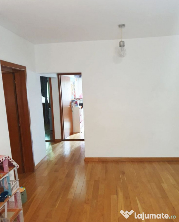 Apartament de 4 camere CU CENTRALA-Parc Sebastian