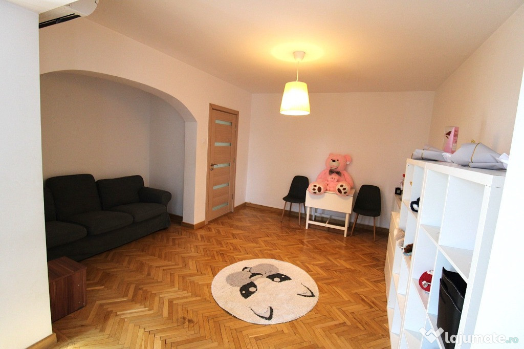 Apartament cu 3 camere in zona Centru, langa Banca Nationala