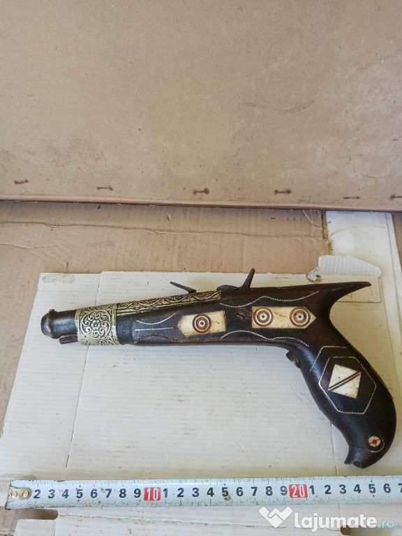 Pistol vechi de panoplie