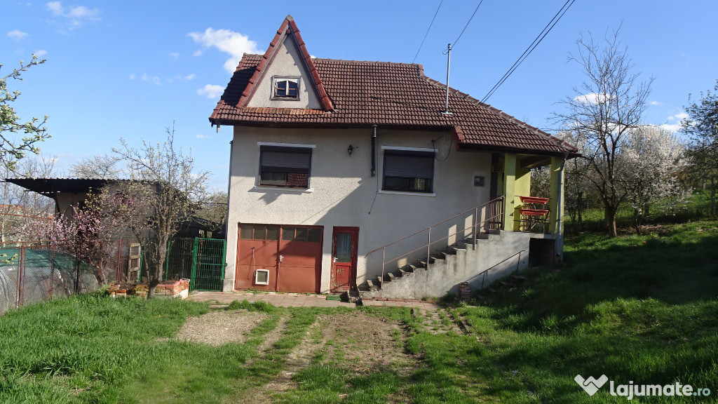 Inchiriez casa in Deva, zona Livezilor, compusa din 2 camere,