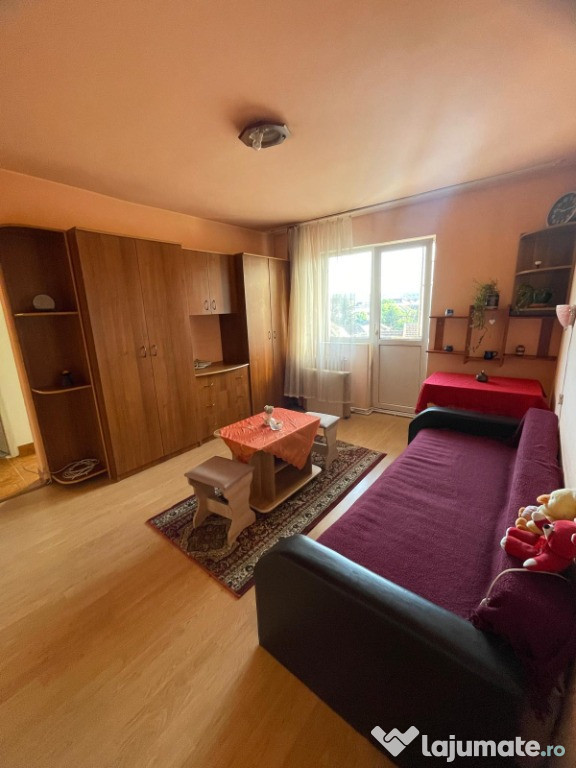 Vând apartament cu 2 camere - zona Gojdu