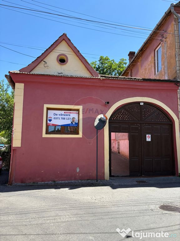 Casă cu 2 camere de vânzare în zona centrala